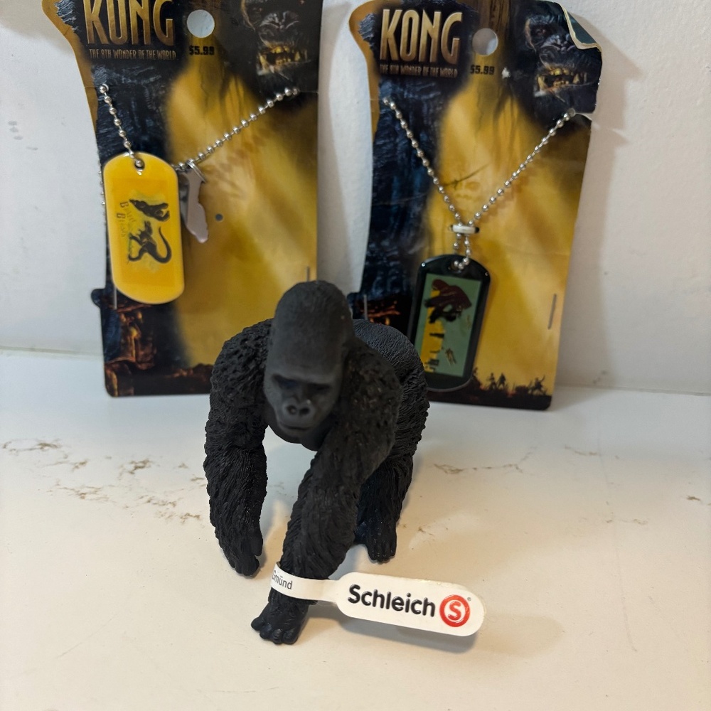 Schleich Gorilla, male (14770) with 2, Kong necklaces